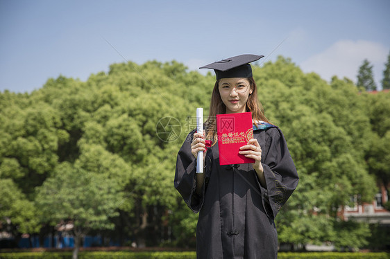 女学生大学毕业了图片