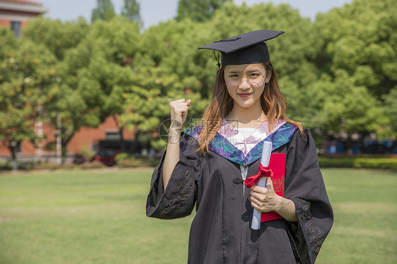 女学生大学毕业了图片