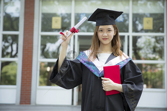 女学生大学毕业了图片