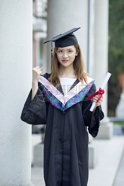 女学生大学毕业了图片