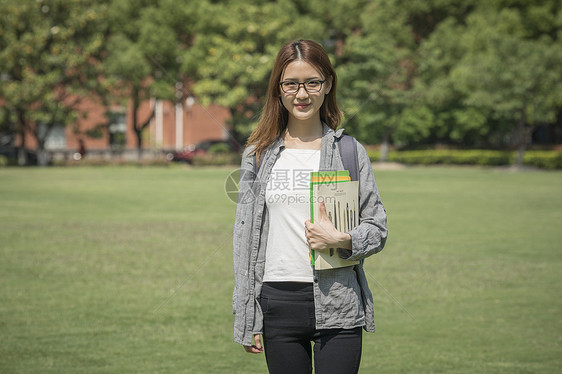 女学生在操场上走动图片