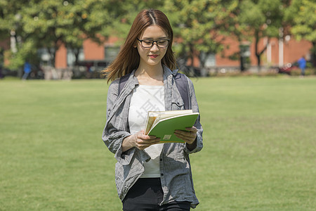 女学生在操场上走动图片