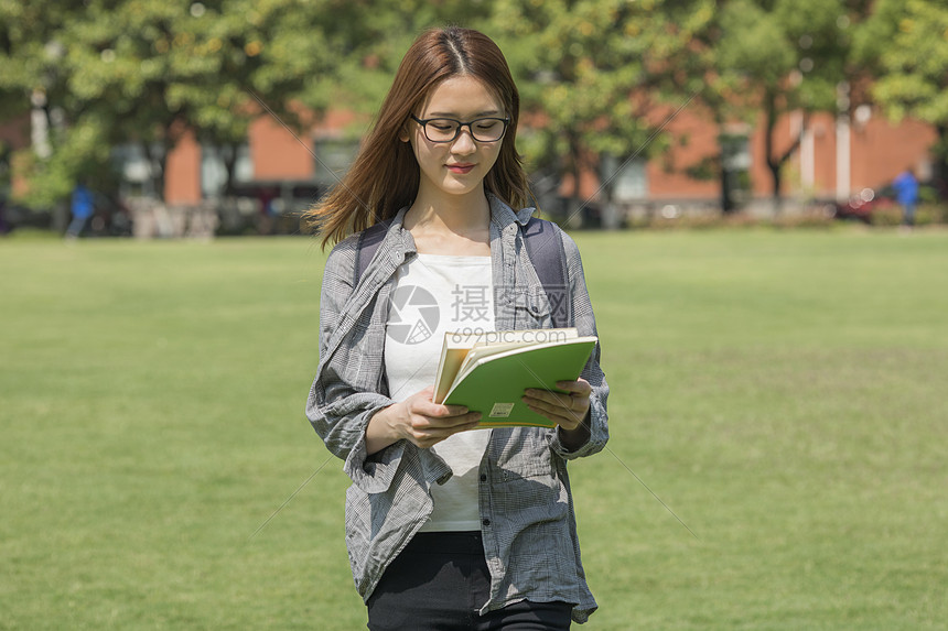 女学生在操场上走动图片