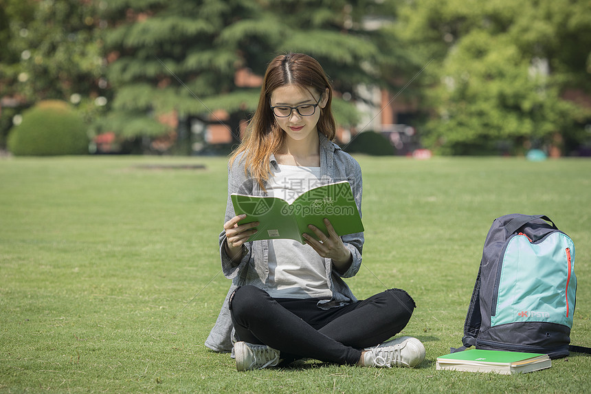 女学生在操场上看书图片