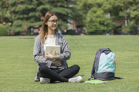 女学生在操场上看书图片