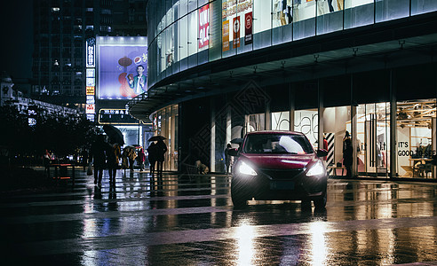 路边广告雨夜的都市背景