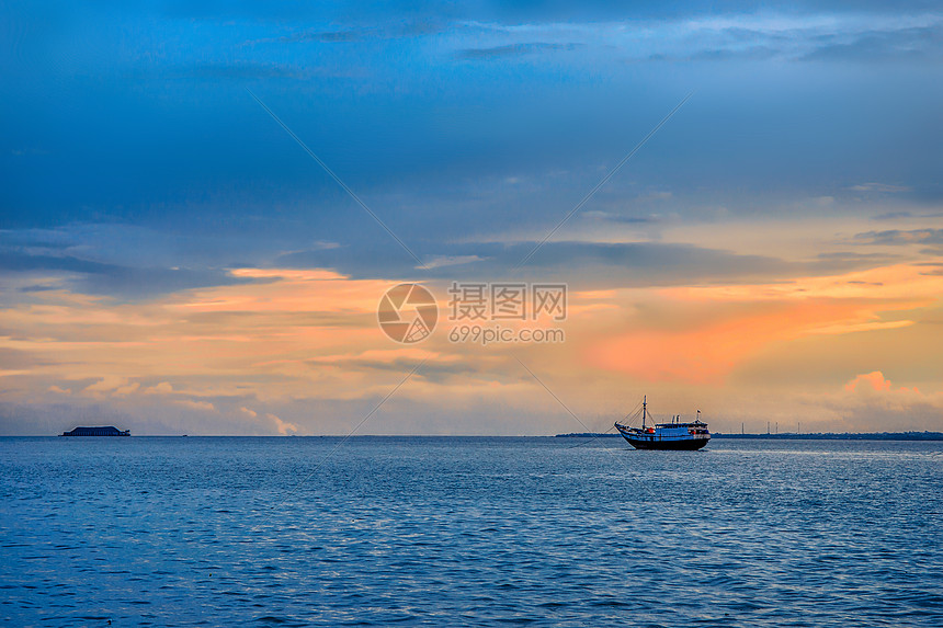 夕阳大海与渔船图片