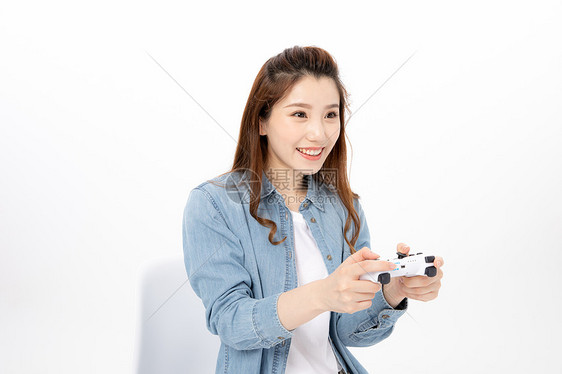 正在玩游戏的女大学生图片