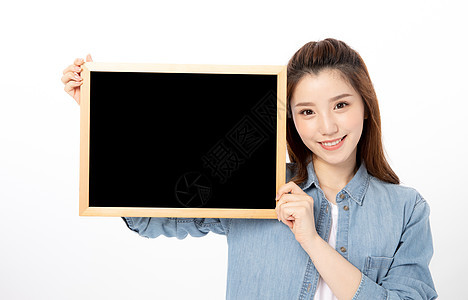 手持黑板的女大学生图片