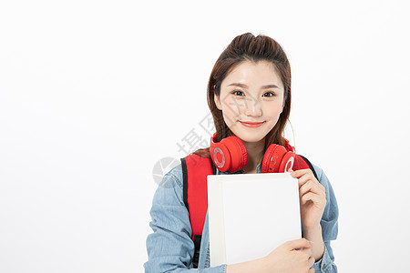 学生手势背书包戴耳机的女大学生背景