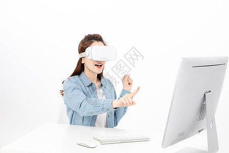 在电脑前使用VR的女大学生图片