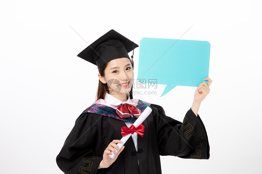 拿着蓝色气泡对话框的毕业生图片