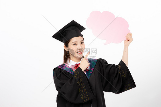 拿着粉色气泡对话框的毕业生图片