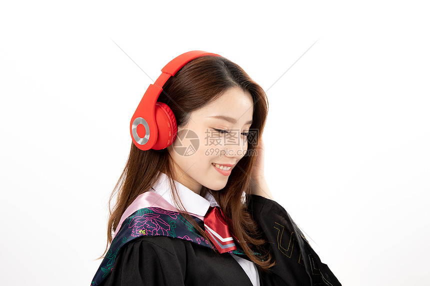 正在听音乐的大学毕业生图片
