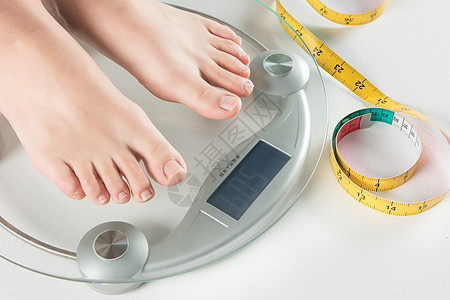 女子量体重生活方式体重仪高清图片