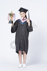拿着奖杯的毕业女学生图片