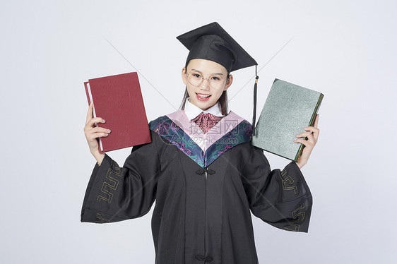 拿着书本的毕业女学生图片