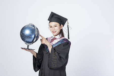 拿着地球仪的毕业女学生图片