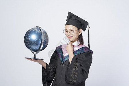 学士服拿着地球仪的毕业女学生背景