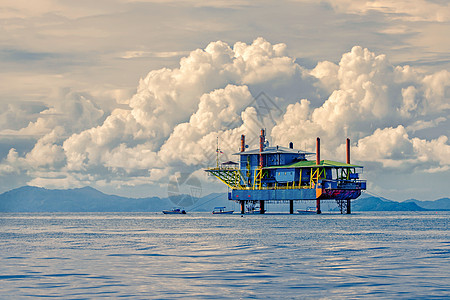 马来西亚潜水海上钻井台与自然风光背景