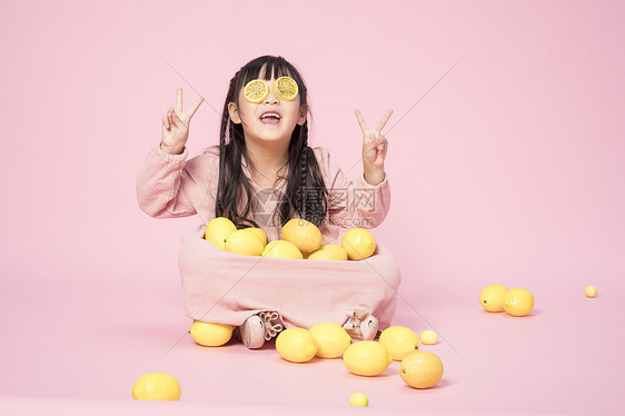 儿童节玩柠檬的小女孩图片