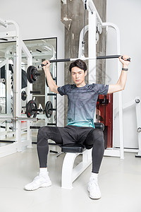 男子健身房使用健身器械运动图片