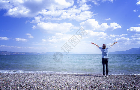 立夏海报美女看远方大海背影背景