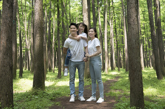 一家人在树林中游玩图片