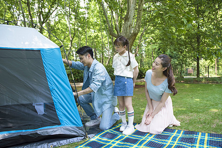 家庭亲子户外搭帐篷图片