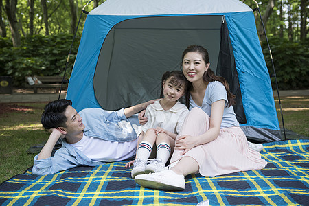 一家人户外露营帐篷图片