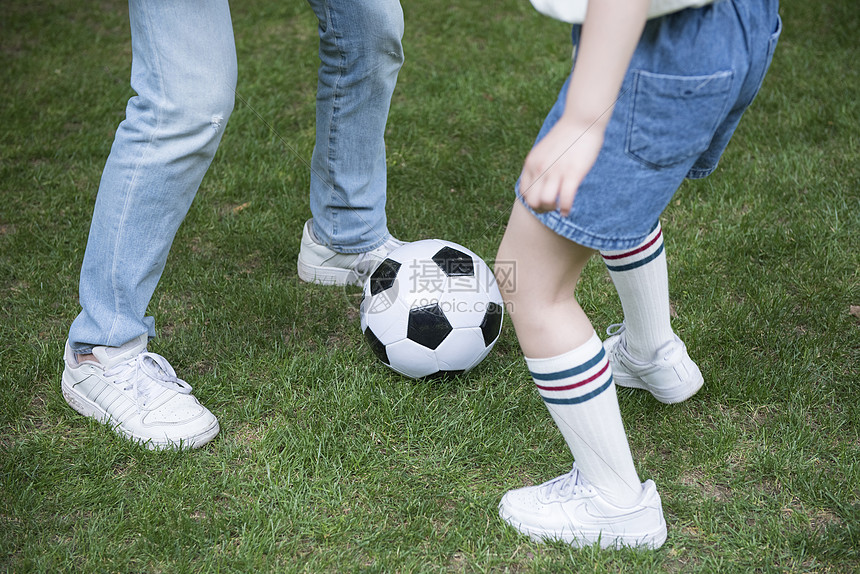 家庭亲子户外踢足球图片