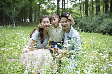 一家人在花丛中图片