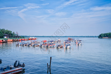武汉东湖上排列有序的游船背景图片