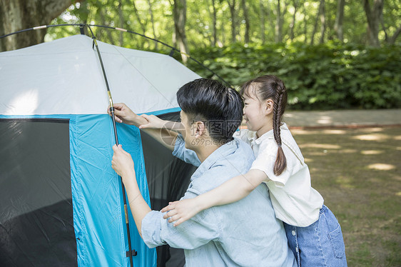 一家人郊游搭建帐篷图片