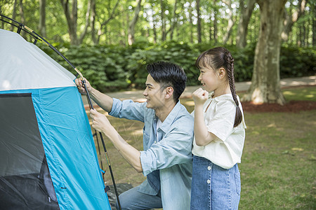 一家人郊游搭建帐篷图片