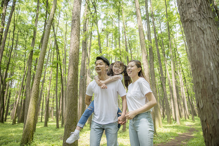 一家人在公园郊游图片