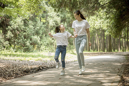 妈妈和女儿在公园里游玩背景图片