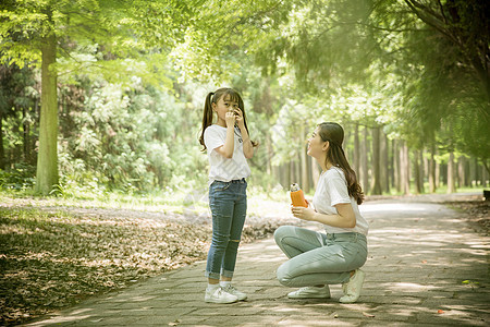 妈妈和女儿在公园里游玩背景图片