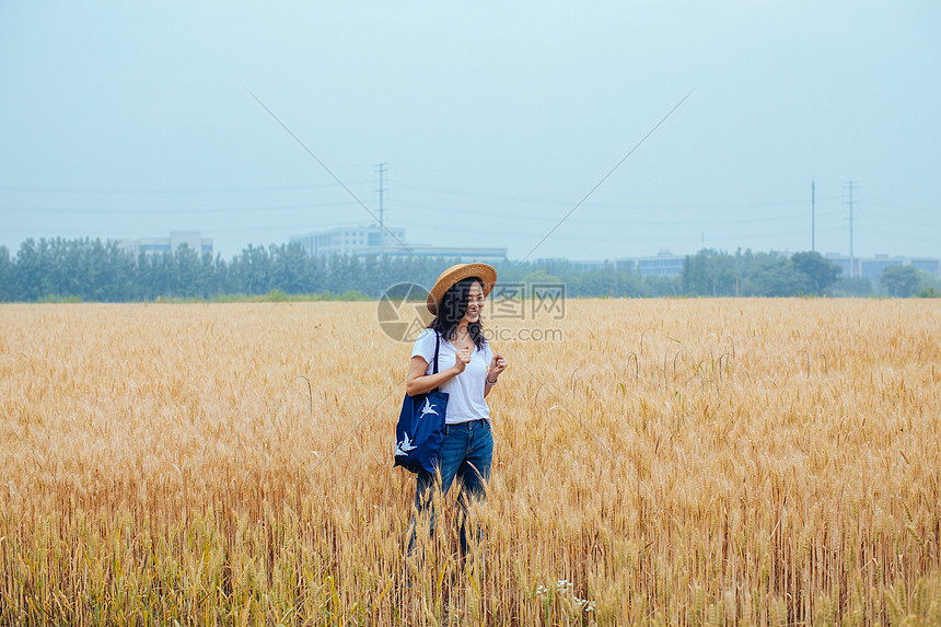 田园稻田女性图片