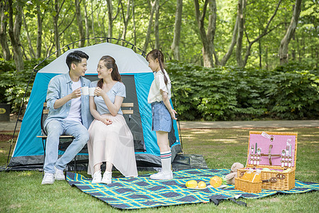 一家人郊游野餐背景图片