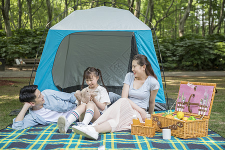 一家人在郊外野营游玩图片