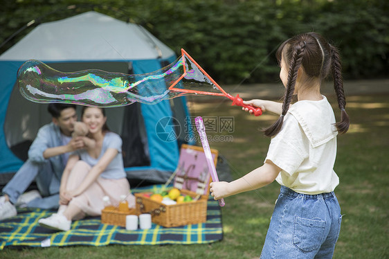 一家人郊游游戏玩泡泡图片