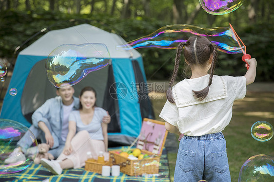 一家人郊游游戏玩泡泡图片