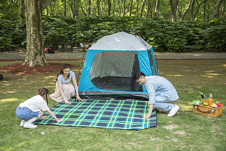 一家人在露营时铺野餐垫图片