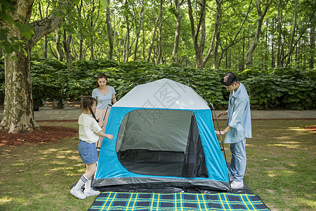一家人旅行搭建帐篷图片