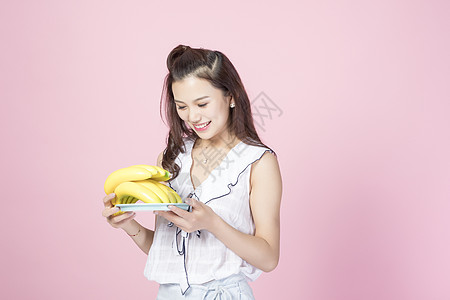 拿着香蕉的青年女性图片