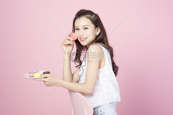 吃甜点的青年女性图片
