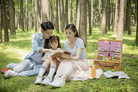 一家人在郊游野营时看书阅读图片
