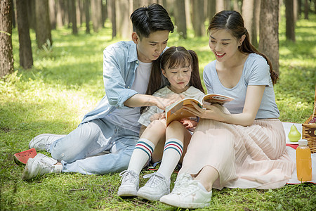 一家人在郊游野营时看书阅读图片