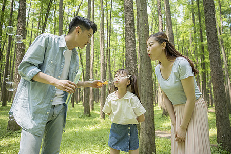 一家人在森林公园吹泡泡图片